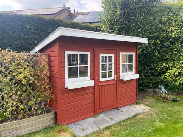 Cabane de jardin rouge suédois